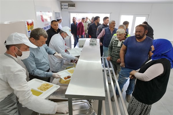 Zeytinburnu Belediyesi’nin Nurdağı’nda inşa ettiği ‘Mehmet Camlı Aşevi’ açıldı