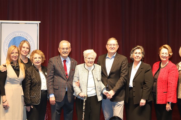 Eskişehir’de Cumhuriyet kadınları 100 yıllık onurlu mücadeleyi konuştular