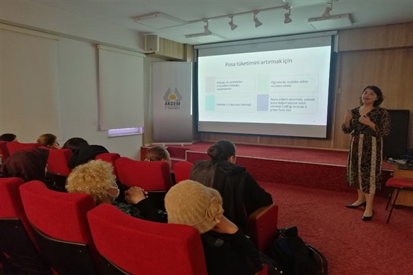 Zeytinburnu Belediyesi, Aktif Yaşlanma Bilgilendirme Semineri düzenledi